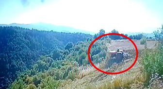 Traktör altında kalan çiftçinin hayatını kaybettiği kaza anı güvenlik kamerasında