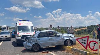Uşak'ta otomobilin refüje çarptığı kazada baba ile kızı yaralandı