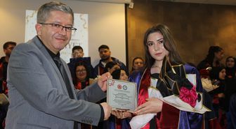 Zara'da üniversite öğrencileri mezuniyet sevinci yaşadı