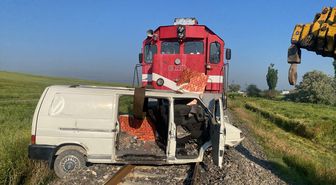 Afyonkarahisar'da yolcu treni hemzemin geçitte kamyonete çarptı