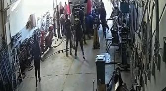 Baba ve oğul tamir ettikleri TIR'ın altında kaldılar: Esnafın müdahalesi faciayı önledi!