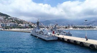 Alanya Limanı'nda savaş gemilerine yoğun ilgi