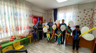 Anamur'da polis mevsimlik tarım işçilerinin çocuklarını bilgilendirdi