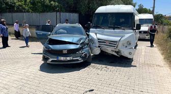 Antalya'da okul servisi otomobille çarpıştı: 7'si anaokulu öğrencisi 9 yaralı