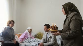 Atatürk'ün elini öptüğünü belirten 101 yaşındaki Hacer Akdoğan'a sürpriz doğum günü