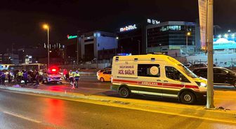 Bakırköy E5'te kontrolden çıkan motosiklet direğe çarptı: : 2 ölü