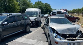 Balıkesir'de 6 aracın karıştığı zincirleme trafik kazasında 2 kişi yaralandı