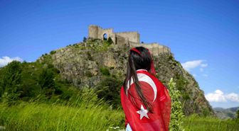 Dağcılar, 700 yıllık Kov Kalesi'ne Türk bayrağı asarak Milli Takım'a destek verdi