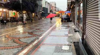 Edirne'de yağmura yakalanan vatandaşlardan ilginç çözüm