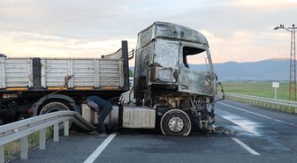 Erzurum'da bariyerlere çarpan tır alev aldı