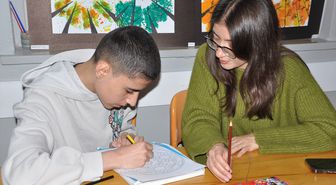 Hizan'da özel gereksinimli öğrenciler resim yaparak sosyalleşiyor