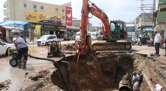 Adana'da Su Borusu Patladı: Cadde Çöktü, Ev ve İş Yerlerini Su Bastı