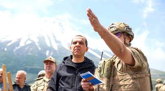 Iğdır Valisi Taşolar, sınır hattındaki karakol ve üs bölgelerini ziyaret etti