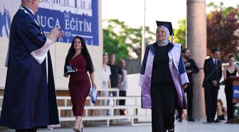 Kanser nedeniyle ara verdiği üniversiteden 38 yıl sonra birincilikle mezun oldu