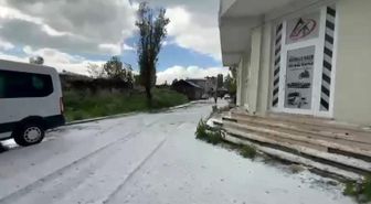 Kars'a dolu yağdı: Vatandaşlar kar temizler gibi kürek salladı