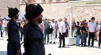 Konya'da Selçuklu Sultanlar Türbesi'nde saygı nöbeti değişimi