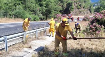 Marmaris'te orman yangınlarına karşı yol kenarlarında yoğun mesai