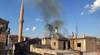 Nevşehir'de 3 katlı binanın çatısında yangın