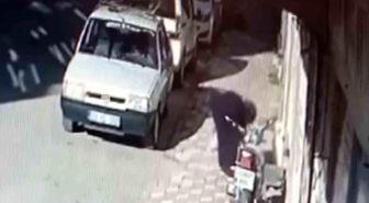 Önce takip etti, ardından yere düşen parayı alıp kayıplara karıştı: O anlar kamerada