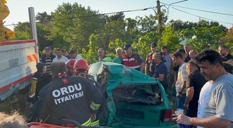 Ordu'da minibüs, park halindeki otomobile çarptı: 3 yaralı