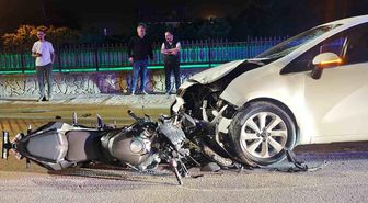 Otomobil ile kafa kafaya çarpışan motosiklet sürücüsü yaralandı