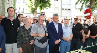 Özgür Özel, İzmir'de lise arkadaşının annesinin cenazesine katıldı