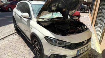 Park halindeki aracı kundakladılar, o anları telefonla kayda aldılar