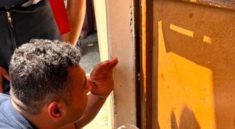 Parmağı kapıya sıkışan çocuğun imdadına itfaiye yetişti
