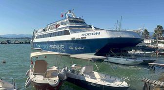 Rodos seferi yapan feribot Fethiye'de karaya oturdu