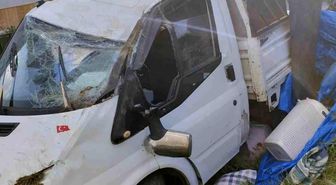 Sivas'ta kontrolden çıkan kamyonet duvara çarptı: 4 yaralı