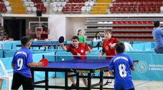 Sivas'ta masa tenisi rüzgarı