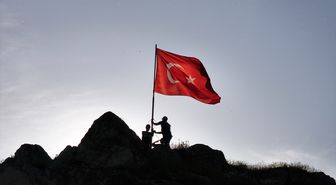 Sivas'ta yıpranan Türk bayrağı 2 saatlik tırmanışın ardından değiştirildi