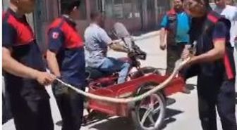 Traktörün tekerleğinden çıkarılan yılan, doğal yaşam alanına bırakıldı