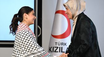 Türk Kızılay Genel Başkanı Yılmaz, Filistin Özel Ödülü sahibi Gazzeli Renad ile bir araya geldi