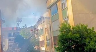 Tuzla'da 4 katlı binanın çatısında çıkan yangın yandaki apartmana sıçradı