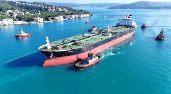 Ukrayna'nın vurduğu dev tanker İstanbul Boğazı'ndan geçirildi