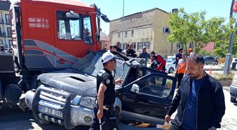 Yüksekova'da hafif ticari araç ile vinç çarpıştı: 1 yaralı