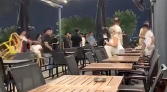Adana'da AVM'de sandalyeli kavga: Kadınlar arada kaldı
