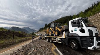 Adana'da heyelan nedeniyle kapanan Feke-Kozan kara yolu ekiplerce açıldı