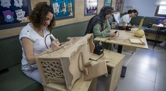 Ahşap kadınların elinde sanat eserine dönüşüyor