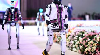 Albüm: Çin'de Robotlar, Geleneksel Kıyafetlerin Sergilendiği Moda Haftasında Podyumda Boy Gösterdi