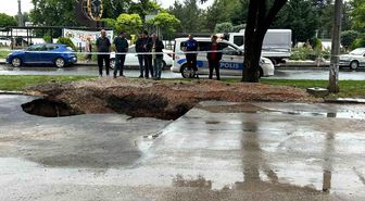 Ankara'da sağanak sonrası yolda çökme meydana geldi