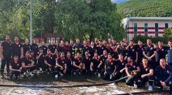Artvin'de itfaiyeci adayı öğrenciler mezuniyet sevincini tazyikli suyla ıslanarak yaşadı
