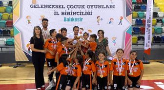 Ayvalık'ın Çakmak Köyü'nden Büyük Başarı: Geleneksel Çocuk Oyunları'nda İl Şampiyonu Oldular