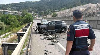 Bilecik'te otomobil tıra arkadan çarptı: 2 yaralı