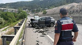 Bilecik'te otomobilin tıra çarptığı kazada 2 kişi yaralandı