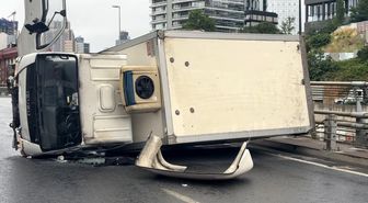 BomontiDolmabahçe tüneli çıkışında bariyerlere çarpan kamyonet devrildi