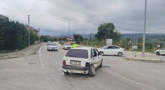 Bursa'da 2 otomobilin çarpıştığı kazada 9 kişi yaralandı