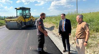 Çavdarhisar'da İlcikören bağlantı yolunda asfalt çalışmaları yerinde incelendi