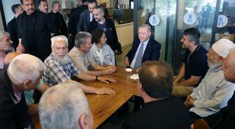 Erdoğan, Erzurum Vakfı Lokalini Ziyaret Etti